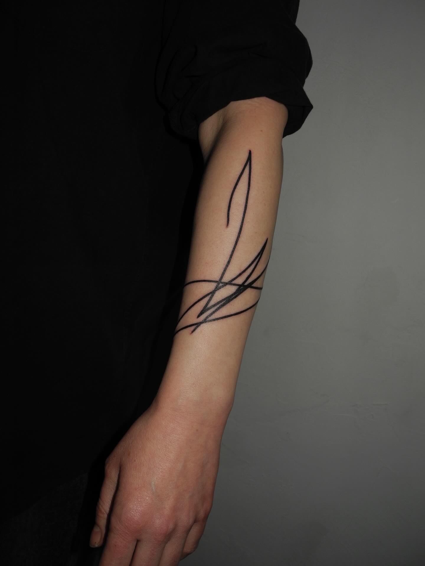 Abstract Line Tattoo Ideas That Are Artistic, Minimal, and Timeless ...